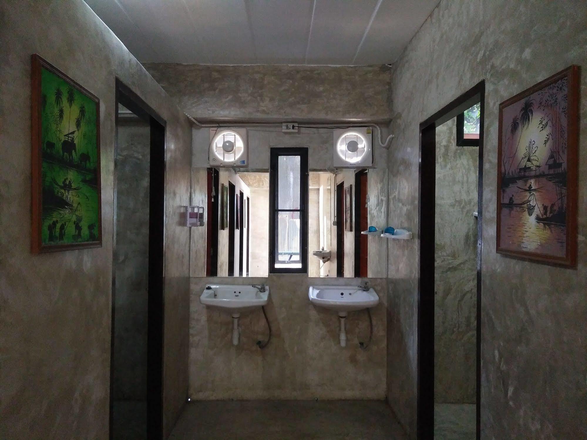 بيت شباب Happy House Backpackers باي المظهر الخارجي الصورة