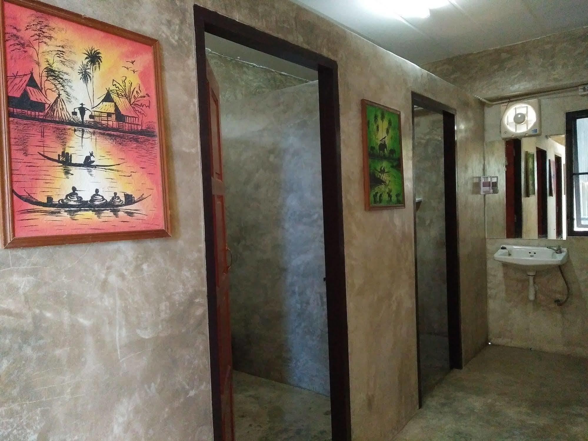 بيت شباب Happy House Backpackers باي المظهر الخارجي الصورة